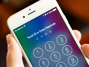 手拿iPhone顯示密碼輸入畫面，背景為漸變色。