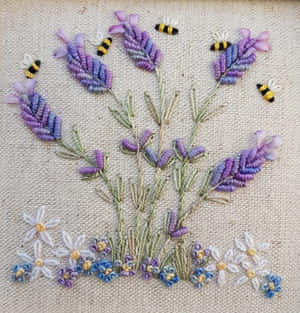 在米色布料上刺繡的薰衣草花、蜜蜂和雛菊。 — 紫色花朵 壁紙