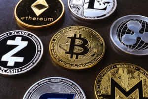 深色表面上的實體加密貨幣硬幣，如比特幣、以太坊和Zcash。 — MacBook Air M3 壁紙