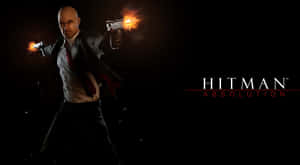《Hitman Absolution》遊戲角色在黑暗環境中手持雙槍射擊。