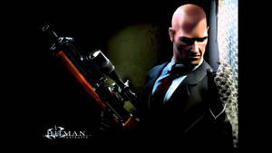 身穿西裝的Hitman Contracts角色在室內拿著狙擊步槍