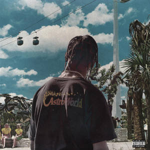 在遊樂園穿著AstroWorld T恤的人，背景有纜車和棕櫚樹