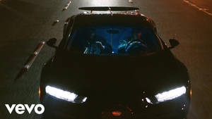 黑色跑車在夜間疾馳，車內有兩個人。