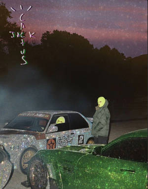 兩個戴面具的人站在覆蓋閃粉的汽車旁，背景是星空暮色天空。