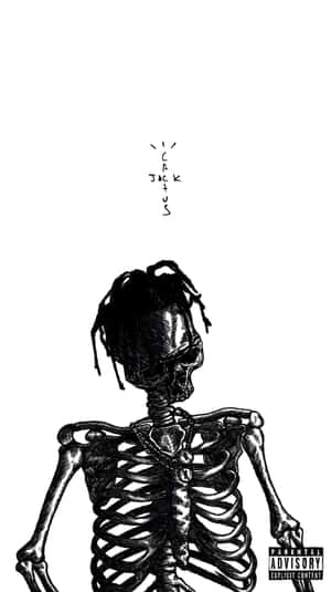 一個梳著辮子頭、戴著鏈條項鍊的骷髏向上看。