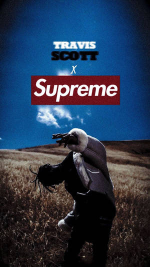 Travis Scott 在田野中穿著毛領外套，上方有 Supreme 標誌。