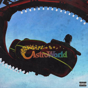 夜晚喺一串燈光下帶有'AstroWorld'標誌嘅過山車上嘅人。
