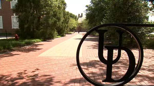 以大型UD字母組合雕塑為框架的大學磚砌步道。