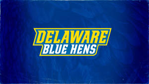 Delaware Blue Hens 運動標誌在帶有羽毛圖案的紋理藍色背景上。
