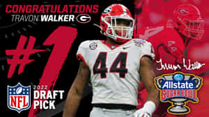 穿著佐治亞州隊服的足球員Travon Walker作為2022年NFL狀元，與Sugar Bowl獎盃一同出現。