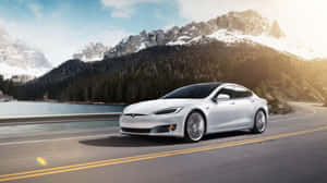 白色Tesla Model S在日落時分於湖邊的山路上行駛。 — Tesla GIF 壁紙