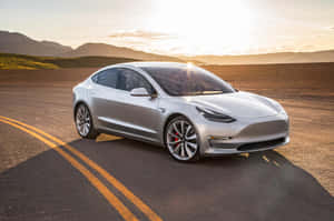 銀色Tesla Model 3停在沙漠公路上，背景是金色的日落。 — Tesla GIF 壁紙
