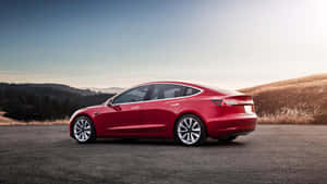 日落時分，紅色Tesla Model 3停在鋪砌的道路上，背景有山丘和樹木。 — Tesla GIF 壁紙
