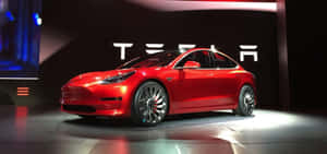 在活動中，一輛紅色 Tesla Model 3 汽車在燈光舞台上展示。 — Tesla GIF 壁紙