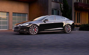 黑色Tesla Model S夜間停在現代住宅前。 — Tesla GIF 壁紙