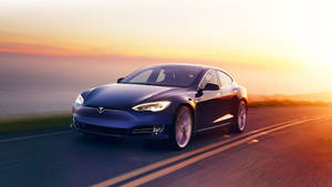 深藍色Tesla Model S在金色日落時分於海岸公路上飛馳。 — Tesla GIF 壁紙