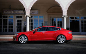 紅色Tesla Model S停泊在歷史悠久的拱形磚砌建築入口下。