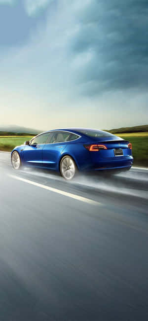 藍色Tesla Model 3在黃昏時分的道路上疾馳，帶有動態模糊效果。