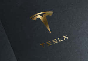 深色紋理紙上的金色 Tesla 標誌和文字。