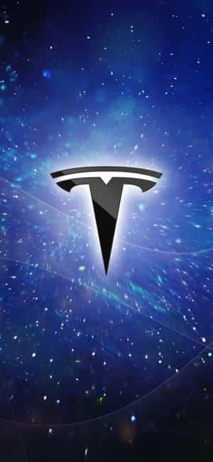 Tesla 標誌在繁星點點的宇宙背景下發光，伴隨著旋轉的星雲。