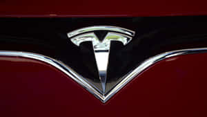 帶黑色飾邊的紅色引擎蓋上的鍍鉻 Tesla 標誌。