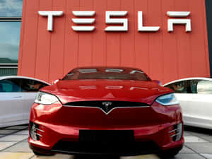 紅色Tesla Model X停放在Tesla經銷商大樓前。