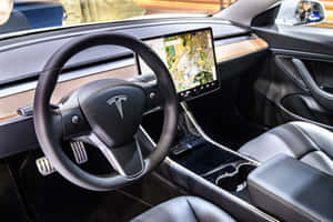 Tesla 車廂內部，配有軚盤和觸控屏幕。