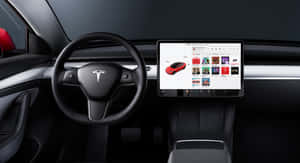 Tesla 車廂內部，顯示方向盤及大型中央觸控屏幕。