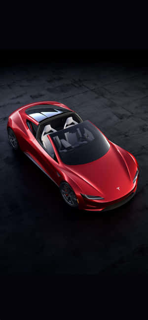 紅色Tesla Roadster開篷車，白色座椅，在深色混凝土地板上。