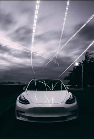 夜晚白色Tesla汽車，天空中有光軌。