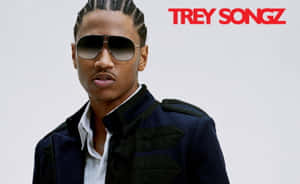 Trey Songz 戴太陽眼鏡和深色外套，白色背景上有紅色名字文字。 — 音樂 GIF 壁紙