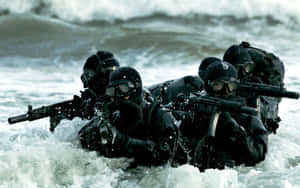 身穿戰術裝備的士兵在洶湧的海浪中涉水前進，手持步槍。
