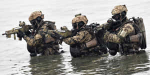 三名全副武裝的士兵在水中 — 軍事動圖 壁紙