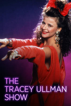 Tracey Ullman 身穿紅色服裝在《The Tracey Ullman Show》佈景中微笑。