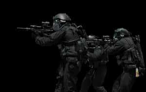 三名身穿戰術裝備的武裝士兵在黑色背景下瞄準武器。