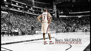 身穿侯斯頓火箭隊球衣的 Tracy McGrady 站在籃球場上，背景有觀眾。