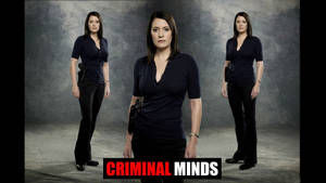 三個相同的女特工穿著深色制服，手持槍支，站在一個有 'CRIMINAL MINDS' 文字的攝影棚裡。