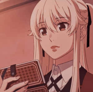 金髮動漫女孩穿著校服，在柔和粉紅燈光下拿著打開的書。