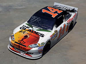 白色NASCAR賽車，帶有蜜桃主題圖案和14號，停在混凝土上。