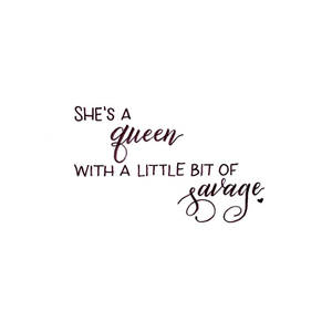 純白背景上以深色手寫引用文字寫著「She's a queen with a little bit of savage」