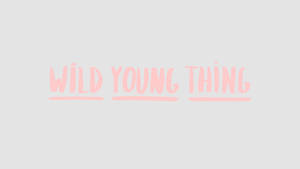 淺灰色背景上的粉紅色手寫短語 wild young thing — 柔和粉紅美學 壁紙