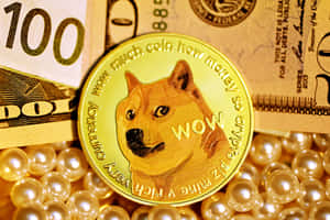 金色Dogecoin被現金和珍珠環繞，代表加密貨幣價值。 — MacBook 壁紙