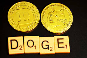 金色 Dogecoin 代幣和拼出 DOGE 的 Scrabble 字母牌，深色背景。 — DC 超級寵物軍團 壁紙