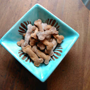綠松石碗，木質表面上放有骨形狗零食。