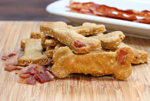 骨形狗零食配煙肉粒，放在木板上。