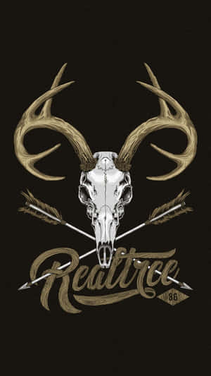 鹿頭骨帶有鹿角和交叉箭頭，位於深色背景上的RealTree標誌上方。