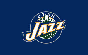 猶他爵士NBA球隊標誌，以藍色背景襯托山脈和籃球。 — 猶他爵士 壁紙