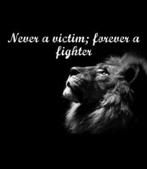 黑白獅子頭部，附有激勵文字「Never a victim forever a fighter」。