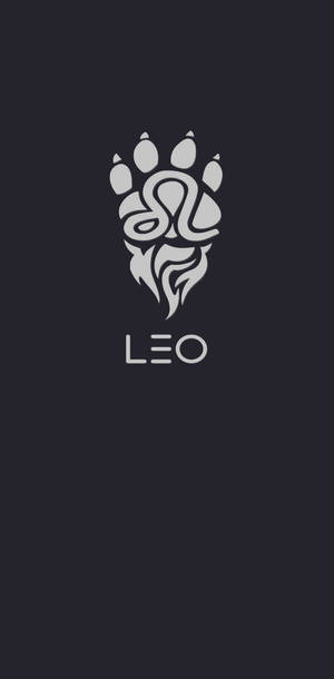 銀色獅子爪印標誌，帶有漩渦和鬍鬚，位於深色背景上的 LEO 字樣上方。