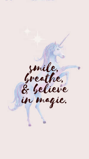 一隻溫和的獨角獸，帶有彩虹鬃毛，在星星旁邊跳躍，帶有訊息 smile breathe & believe in magic。